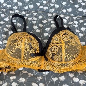 6️⃣3️⃣0️⃣ Elegant Black and Yellow Lace Bra